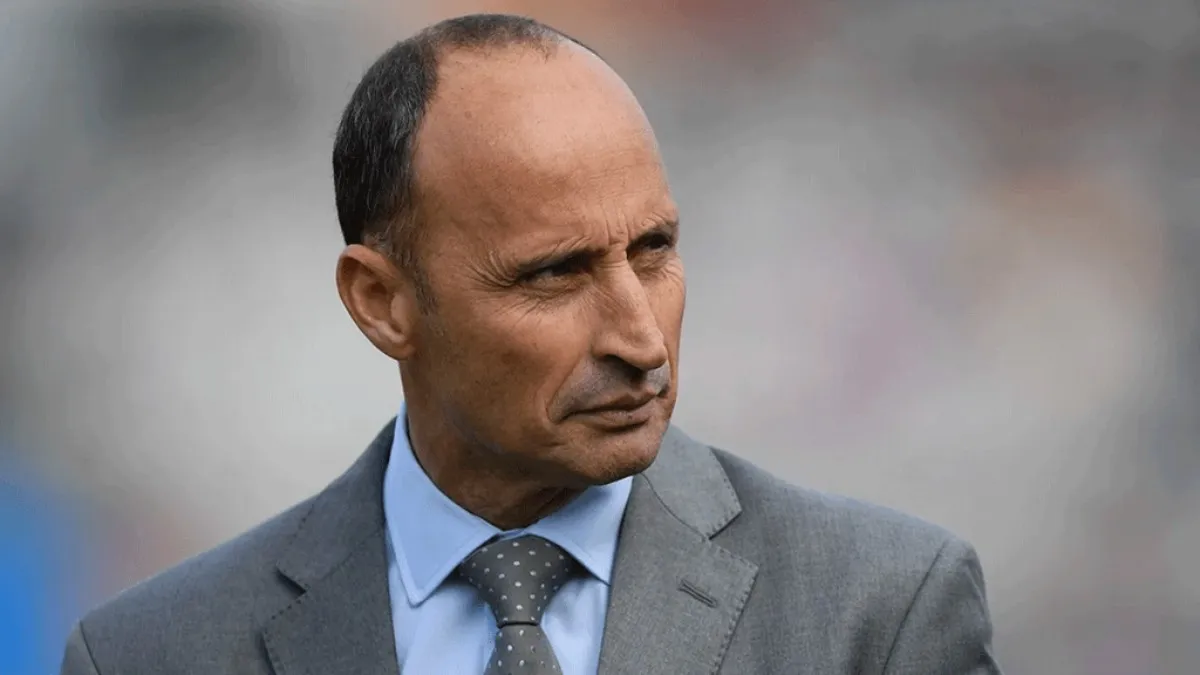 Nasser Hussain's Humorous Fall in Commentary Box