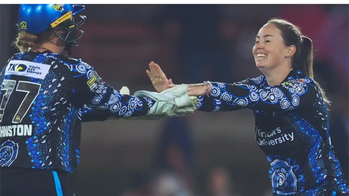 Bridget Patterson Injured While Keeping as Adelaide Strikers Defeat Sydney Sixers in WBBL Match