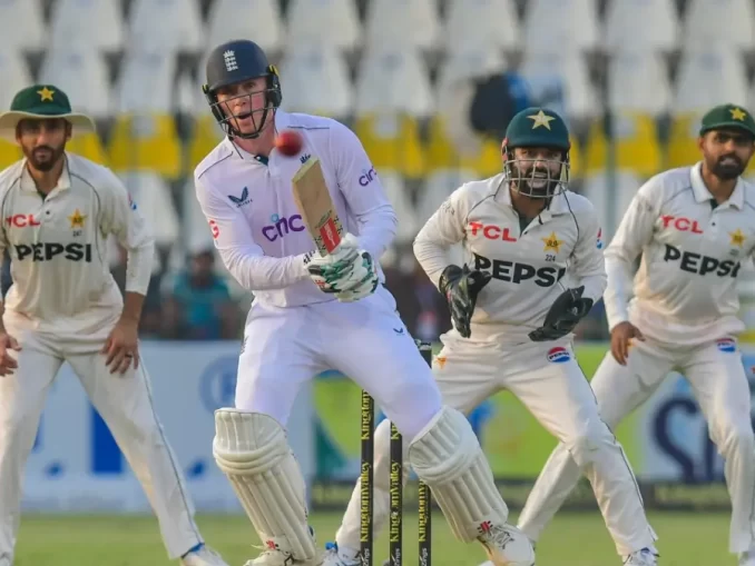 England Dominate Pakistan, Just 4 Wickets Away from Victory