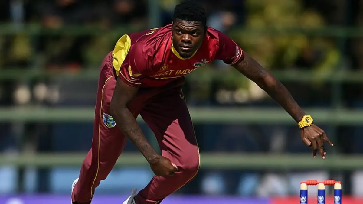 A shocking incident was seen in the third ODI match played between West Indies and England. Windies team's fast bowler Alzarri Joseph quarreled with captain Shai Hope in the middle of the field.